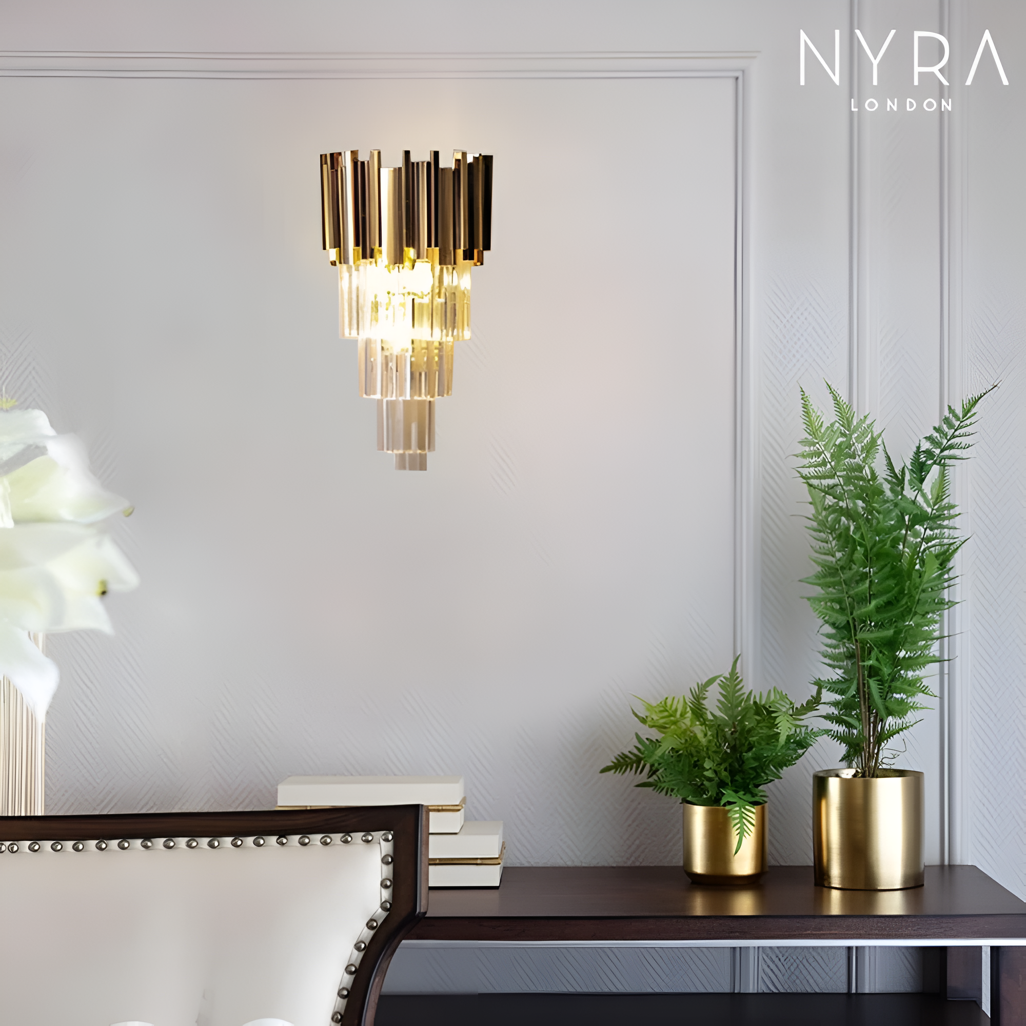 Queen Elizabeth Wall Lamp
